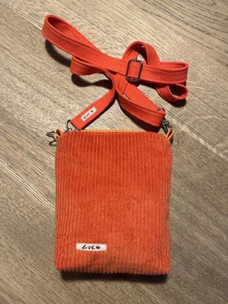 Rückseite aus farblich passendem Cordstoff